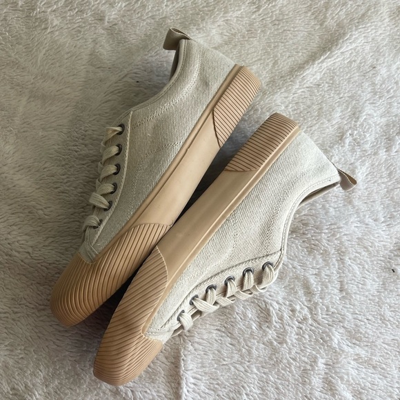 Universal thread canvas lace up neutral tan sneakers - Picture 4 of 10